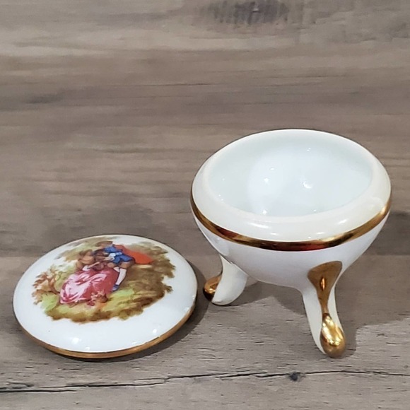 Signed Vintage Limoges France Courting Couple Porcelain 3 Legs Trinket Box - Picture 3 of 6